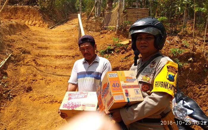 #Pasukanlangit Polsek Kebonagung Peduli Bencana Kekeringan, Blusukan Salurkan Bantuan #Pasukanlangit Polsek Kebonagung Peduli Bencana Kekeringan, Blusukan Salurkan Bantuan