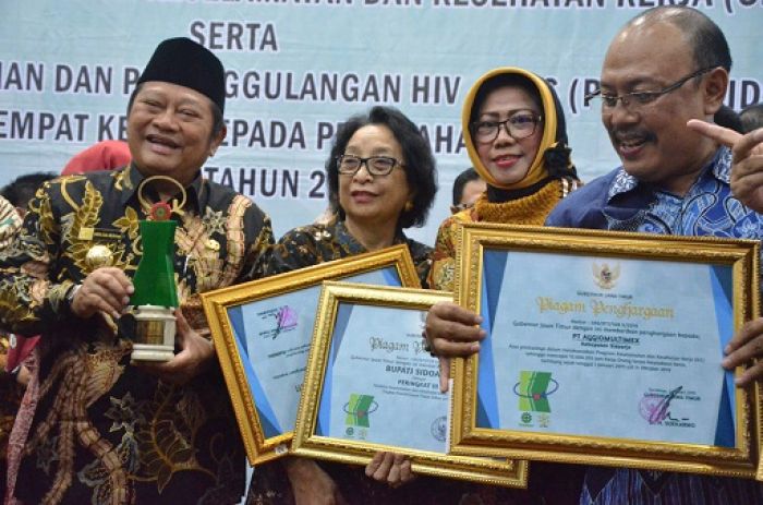 33 Perusahaan Raih Zero Accident, Bupati Sidoarjo Sabet Penghargaan Pembina K3 33 Perusahaan Raih Zero Accident, Bupati Sidoarjo Sabet Penghargaan Pembina K3