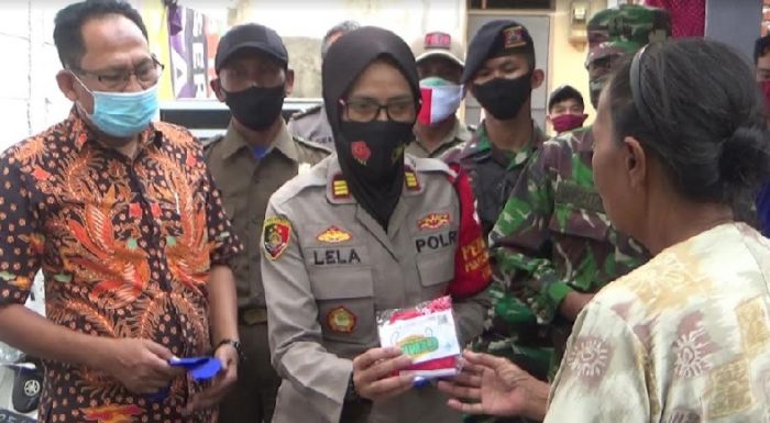 Kapolsek Wonoayu dan Forkompimka Bagikan Masker Door to Door Kapolsek Wonoayu dan Forkompimka Bagikan Masker Door to Door