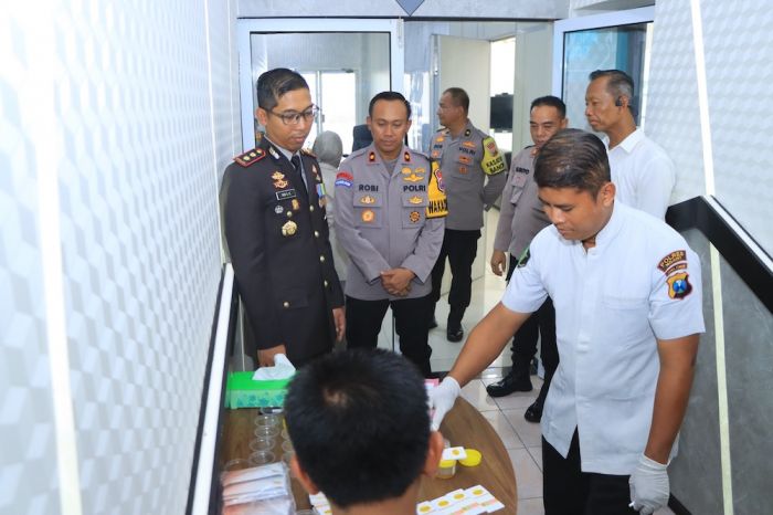 Dukung Asta Cita Presiden, Polres Ngawi Gelar Tes Urin Anggotanya secara Dadakan Dukung Asta Cita Presiden, Polres Ngawi Gelar Tes Urin Anggotanya secara Dadakan