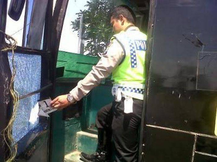Bus Pariwisata Diberondong Peluru Bus Pariwisata Diberondong Peluru