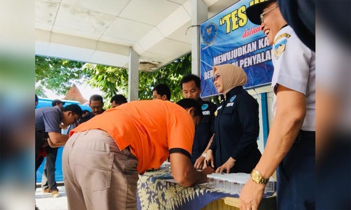 Jelang Nataru, BNN Kabupaten Kediri Lakukan Tes Urine Pada Sopir Jelang Nataru, BNN Kabupaten Kediri Lakukan Tes Urine Pada Sopir
