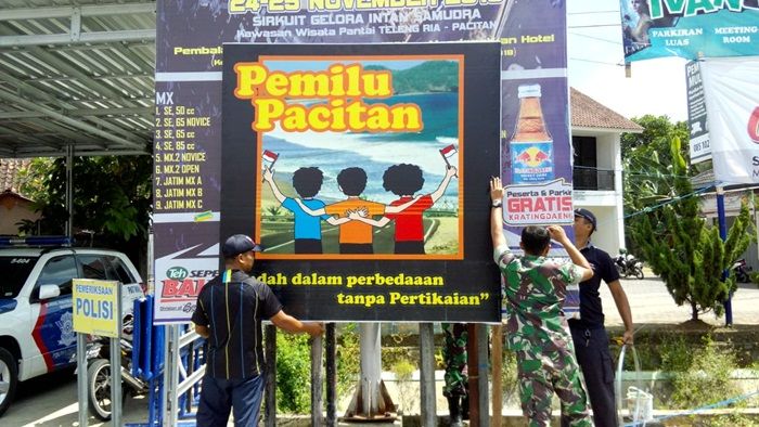 Dandim Pacitan Pasang Baliho Penyejuk Hati di Masa Tenang Pemilu 2019 Dandim Pacitan Pasang Baliho Penyejuk Hati di Masa Tenang Pemilu 2019