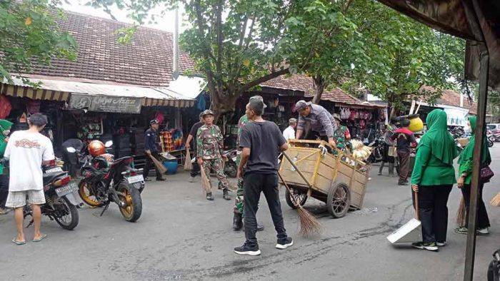 Jelang HUT TNI ke-80, Koramil 0809/02 Pesantren bersama Lembaga Lintas Sektor Bersihkan Pasar Pahing Jelang HUT TNI ke-80, Koramil 0809/02 Pesantren bersama Lembaga Lintas Sektor Bersihkan Pasar Pahing