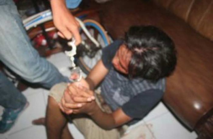 Maling Motor Dihajar Warga Pengampon Hingga Benjut Maling Motor Dihajar Warga Pengampon Hingga Benjut