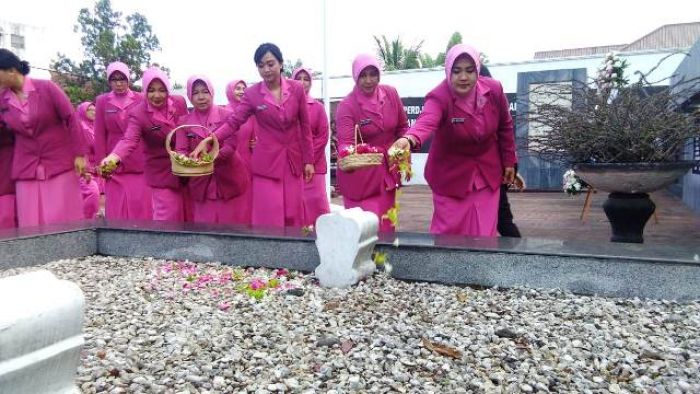 Puluhan Anggota Bhayangkari Kota Malang Ziarah dan Tabur Bunga di Taman Makam Pahlawan