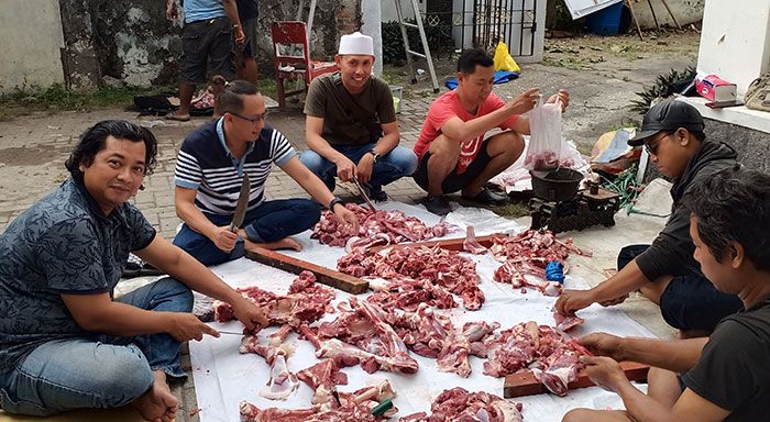 Gandeng 3 Perusahaan dan Pemkab Gresik, KWG Berbagi Hewan Kurban saat Idul Adha 1443 H Gandeng 3 Perusahaan dan Pemkab Gresik, KWG Berbagi Hewan Kurban saat Idul Adha 1443 H