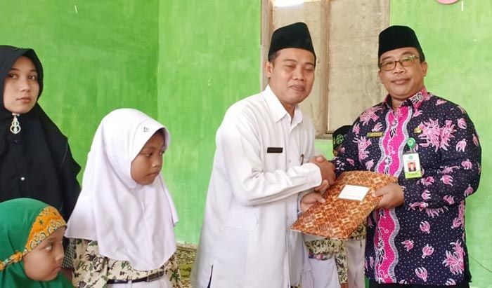 Kemenag Tuban Serahkan Santunan Pendidikan Bagi Siswa Kurang Mampu