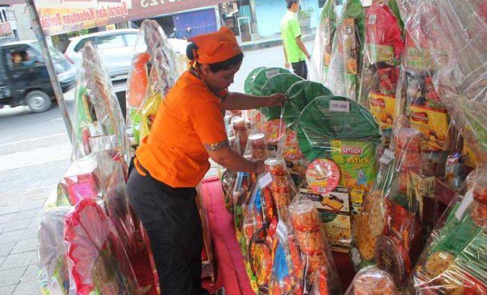 Diskoperindag Sidoarjo Terjunkan Tim Pantau Parcel Kadaluarsa Diskoperindag Sidoarjo Terjunkan Tim Pantau Parcel Kadaluarsa