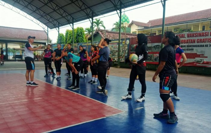 Atlet Bola Voli Kabupaten Kediri Panasi Mesin Sambut Pra Porprov VIII Jatim Atlet Bola Voli Kabupaten Kediri Panasi Mesin Sambut Pra Porprov VIII Jatim