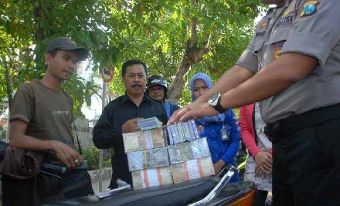 Polres Jombang Periksa Jasa Penukaran Uang di Jalan