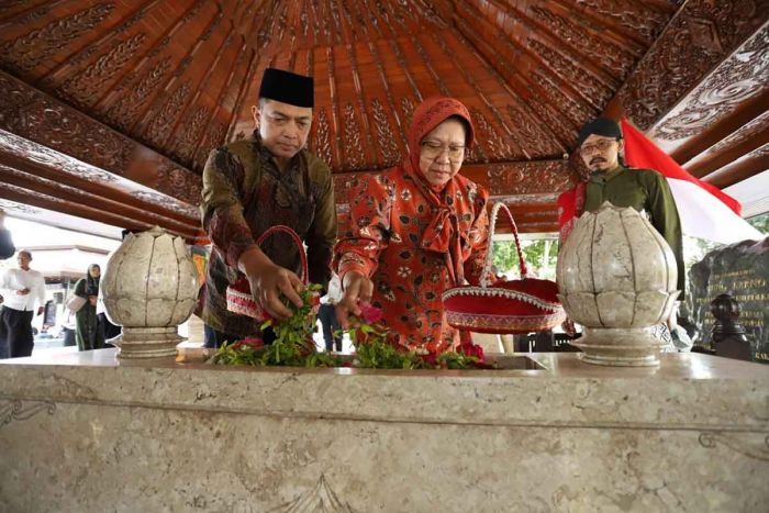 Ziarah ke Makam Bung Karno, Risma-Gus Hans Cicipi Nasi Pecel Khas Blitar Ziarah ke Makam Bung Karno, Risma-Gus Hans Cicipi Nasi Pecel Khas Blitar