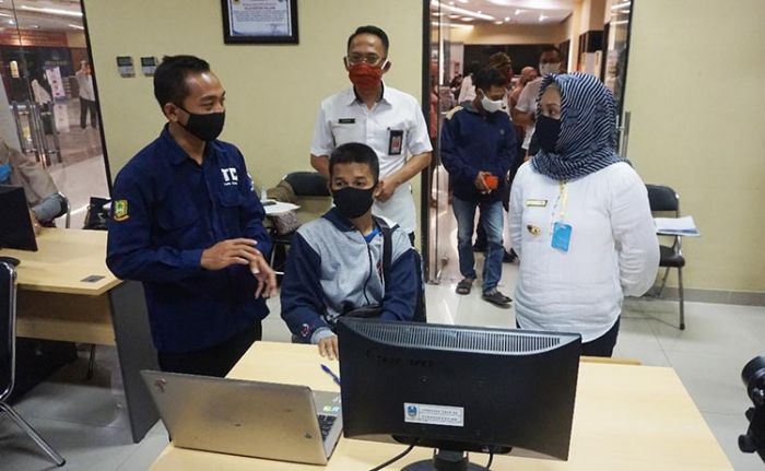 Wali Kota Berikan Semangat untuk para Korban PHK Melalui Pendampingan Aplikasi Kartu Prakerja Wali Kota Berikan Semangat untuk para Korban PHK Melalui Pendampingan Aplikasi Kartu Prakerja
