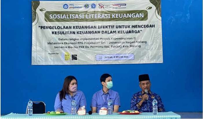Mahasiswa PPG Prajabatan Pendidikan Ekonomi UM Sosialisasi Literasi Keuangan bagi PKK Desa Permanu Mahasiswa PPG Prajabatan Pendidikan Ekonomi UM Sosialisasi Literasi Keuangan bagi PKK Desa Permanu