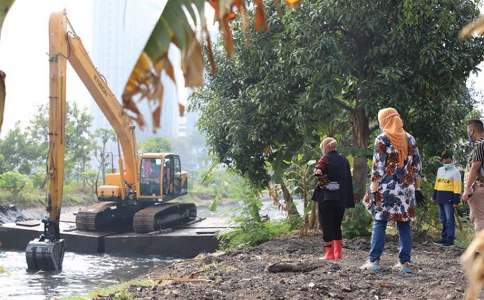 Pakai Sepatu Boot Pink dan Kemeja Batik, Wali Kota Risma Blusukan ke Bantaran Sungai di Kedung Baruk