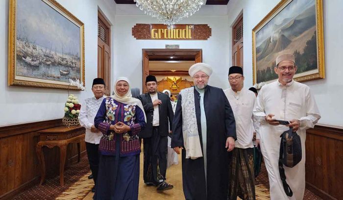 Gubernur Khofifah Silaturahmi dengan Maulana Al Syeikh Afeefuddin Bin Abdul Qodir Mansoor Al Jailani Gubernur Khofifah Silaturahmi dengan Maulana Al Syeikh Afeefuddin Bin Abdul Qodir Mansoor Al Jailani