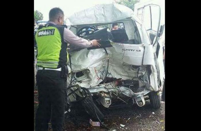 Bus Vs Pick Up di Raya Nguling Pasuruan, 1 Tewas, 2 Luka-luka Bus Vs Pick Up di Raya Nguling Pasuruan, 1 Tewas, 2 Luka-luka