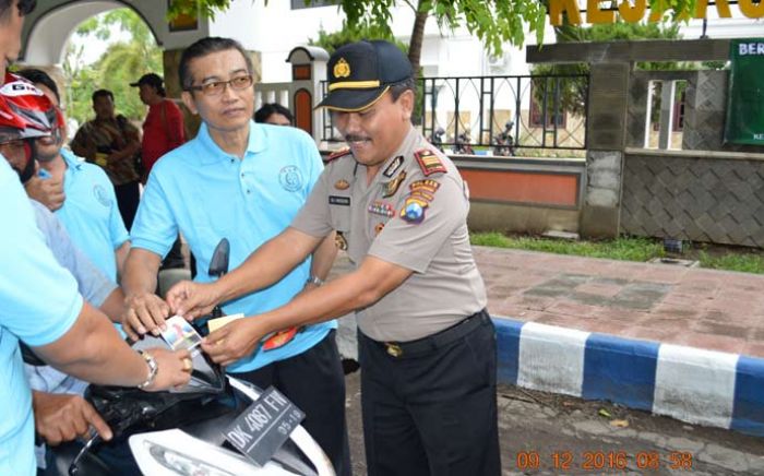 Peringatan Hari Anti-Korupsi di Jatim, Diwarnai Aksi Bagi-bagi Stiker hingga Gelar Demo