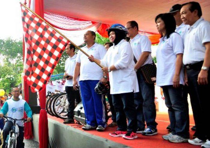 Gulung Prostitusi, Risma Terima Socrates Award di London Gulung Prostitusi, Risma Terima Socrates Award di London