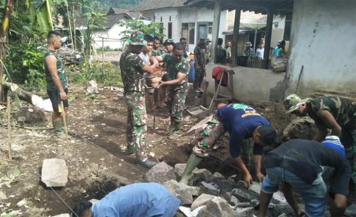 Peduli Kesehatan, Satgas TMMD Kodim Jember Sediakan MCK untuk Warga