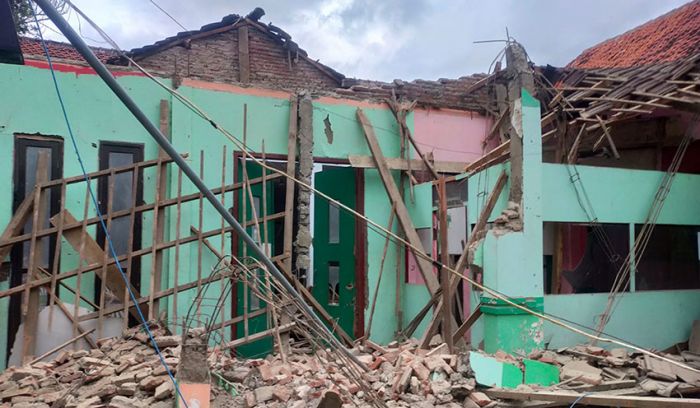 Wali Kota Probolinggo Tinjau Bangunan Aula Kelurahan Jrebeng Lor yang Runtuh Wali Kota Probolinggo Tinjau Bangunan Aula Kelurahan Jrebeng Lor yang Runtuh