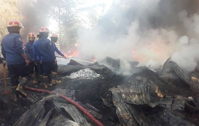 Gudang Plastik Bekas di Sidoarjo Ludes Terbakar Gudang Plastik Bekas di Sidoarjo Ludes Terbakar