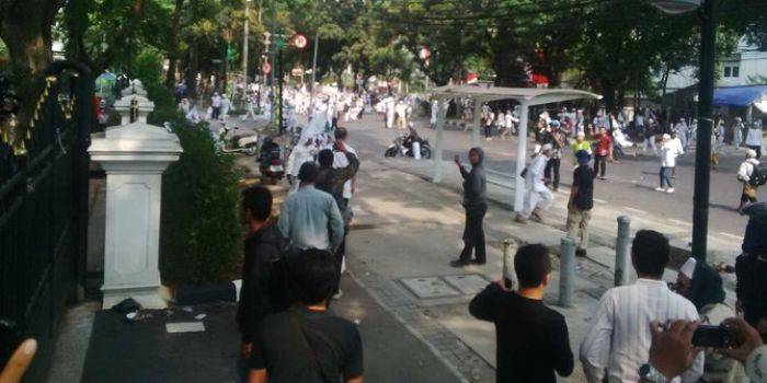 Demo FPI Tolak Ahok Ricuh, 7 Polisi Luka, Habib Selon Dagang Kambing