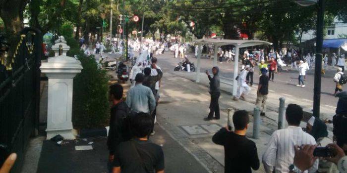 Demo FPI Tolak Ahok Ricuh, 7 Polisi Luka, Habib Selon Dagang Kambing Demo FPI Tolak Ahok Ricuh, 7 Polisi Luka, Habib Selon Dagang Kambing