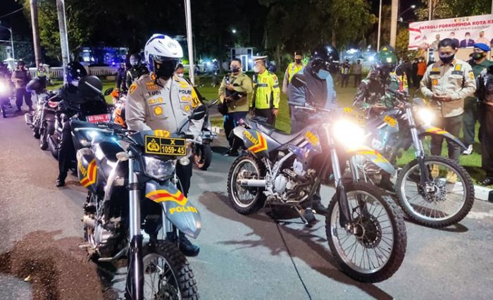 Patroli Bersama, Kapolres Kediri Kota dan Forkopimda Tinjau Pelaksanaan PPKM Darurat Hari Ketiga Patroli Bersama, Kapolres Kediri Kota dan Forkopimda Tinjau Pelaksanaan PPKM Darurat Hari Ketiga
