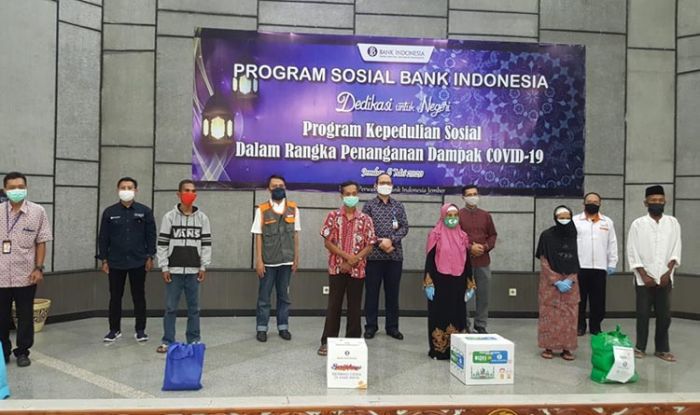 BI Jember Salurkan 729 Paket Sembako Bagi Warga Terdampak Covid-19 BI Jember Salurkan 729 Paket Sembako Bagi Warga Terdampak Covid-19