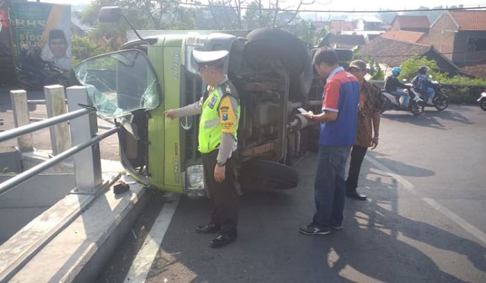 Kecelakaan di Sukodono, Truk Terguling di Flyover Kecelakaan di Sukodono, Truk Terguling di Flyover