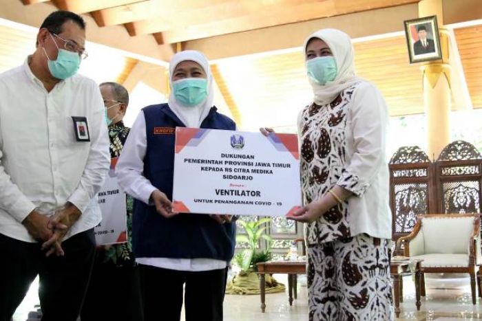 Gubernur Khofifah Bagikan Masker dan Ventilator, Kali ini Fokus di Sidoarjo, Pasuruan dan Mojokerto Gubernur Khofifah Bagikan Masker dan Ventilator, Kali ini Fokus di Sidoarjo, Pasuruan dan Mojokerto
