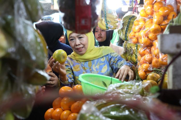 Didoakan Menang Pilgub oleh Pedagang Pasar Sepanjang, Khofifah: Buah yang Dijual Berkualitas Premium Didoakan Menang Pilgub oleh Pedagang Pasar Sepanjang, Khofifah: Buah yang Dijual Berkualitas Premium
