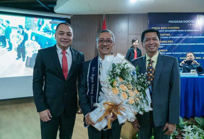 Asisten II Kota Surabaya Raih Doktor di ITS Asisten II Kota Surabaya Raih Doktor di ITS