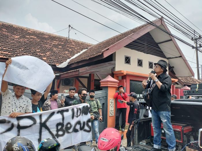 Pemecatan PPS Desa Klapayan Dianggap Cacat Administrasi, Warga Demo Bawaslu Bangkalan Pemecatan PPS Desa Klapayan Dianggap Cacat Administrasi, Warga Demo Bawaslu Bangkalan
