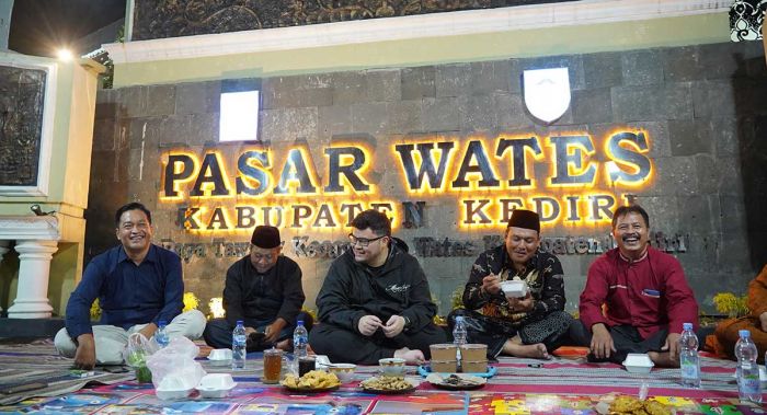 Bupati Kediri Nikmati Kuliner Malam di Pasar Wates