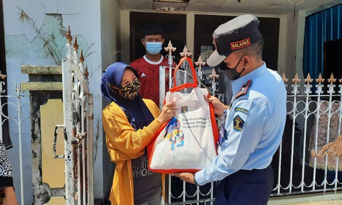 Peduli Warga Terdampak Pandemi, Lapas Tuban Bagikan Puluhan Paket Sembako Peduli Warga Terdampak Pandemi, Lapas Tuban Bagikan Puluhan Paket Sembako