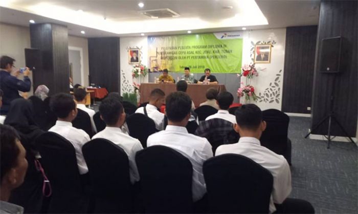 21 Pelajar Ring 1 GRR Tuban Menerima Beasiswa di PEM Akamigas Cepu 21 Pelajar Ring 1 GRR Tuban Menerima Beasiswa di PEM Akamigas Cepu