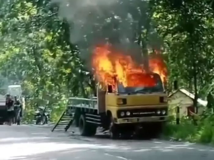 Truk Muat Combine Terbakar di Raya Lamongan-Babat, Kerugian Ditaksir Rp 40 Juta