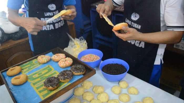 Tangkap Peluang di Masa Pandemi, WBP Lapas Tuban Dilatih Membuat Donat dan Tusuk Sate Tangkap Peluang di Masa Pandemi, WBP Lapas Tuban Dilatih Membuat Donat dan Tusuk Sate