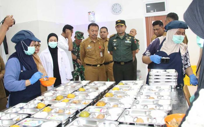 Dandim dan Sejumlah Kepala OPD Sumenep Tinjau Pelaksanaan Makan Bergizi Gratis Perdana Dandim dan Sejumlah Kepala OPD Sumenep Tinjau Pelaksanaan Makan Bergizi Gratis Perdana