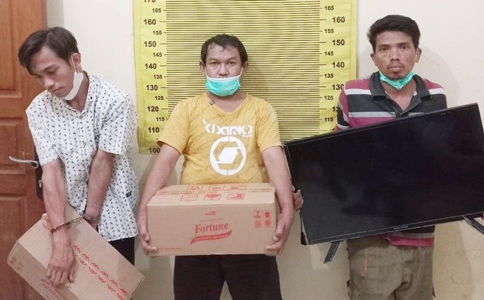 Bobol Rumah Kosong, Tiga Pria di Surabaya Gondol Puluhan Minyak Goreng Bobol Rumah Kosong, Tiga Pria di Surabaya Gondol Puluhan Minyak Goreng