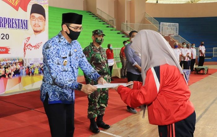 Beri Motivasi, Plt Wali Kota Pasuruan Serahkan Uang Pembinaan ke Atlet dan Pelatih 