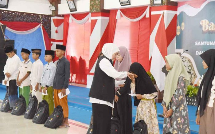 Beri Santunan di Sampang, Gubernur Khofifah Pesankan Pentingnya Husnudzon pada Allah Beri Santunan di Sampang, Gubernur Khofifah Pesankan Pentingnya Husnudzon pada Allah