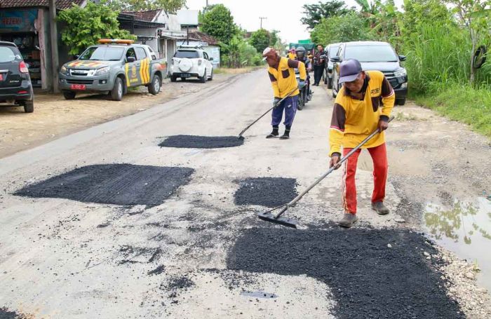 Jelang Mudik Lebaran 2023, Pemkab Lamongan Tambal Jalan Berlubang