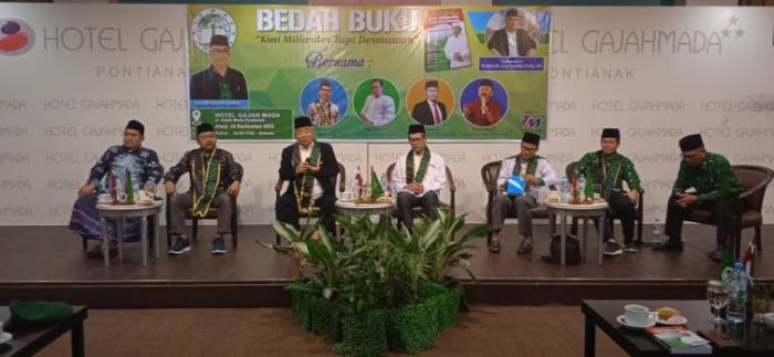 Tiga Profesor di Pontianak Bahas Buku Kiai Asep, Indonesia Harus Jadi Pemberi Beasiswa Tiga Profesor di Pontianak Bahas Buku Kiai Asep, Indonesia Harus Jadi Pemberi Beasiswa