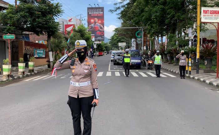 Berhenti Sejenak, Pengguna Jalan di Kota Batu Heningkan Cipta Peringati Hari Pahlawan Berhenti Sejenak, Pengguna Jalan di Kota Batu Heningkan Cipta Peringati Hari Pahlawan