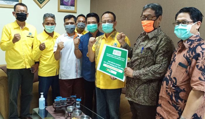 Golkar Gresik Berikan Bantuan APD ke RS Muhammadiyah Golkar Gresik Berikan Bantuan APD ke RS Muhammadiyah