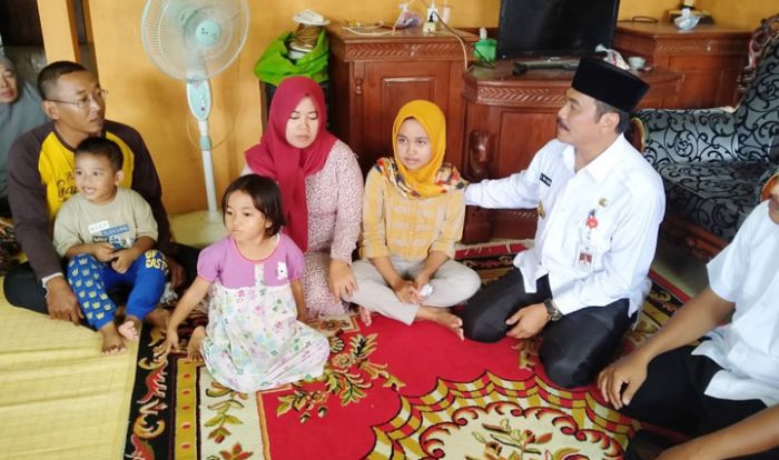 Wabup Qosim Kunjungi Siswi SD Korban Penculikan di Cerme Wabup Qosim Kunjungi Siswi SD Korban Penculikan di Cerme