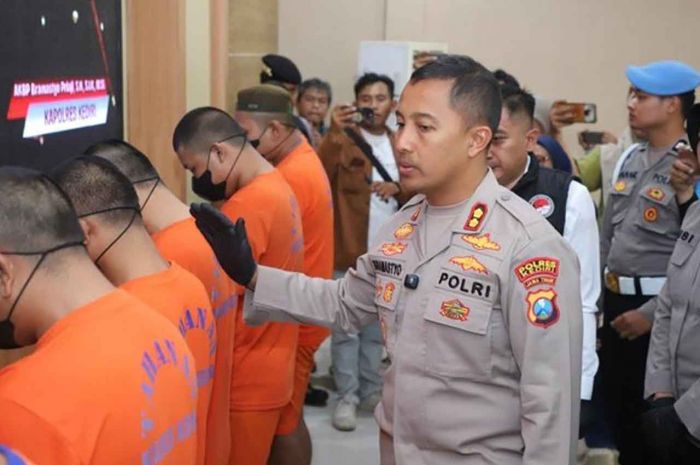 Polres Kediri Tangkap 16 Pelaku Pengedar dan Pengguna Narkoba Polres Kediri Tangkap 16 Pelaku Pengedar dan Pengguna Narkoba